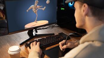 Man tekent digitaal animatiefiguur op computerbeeldscherm.